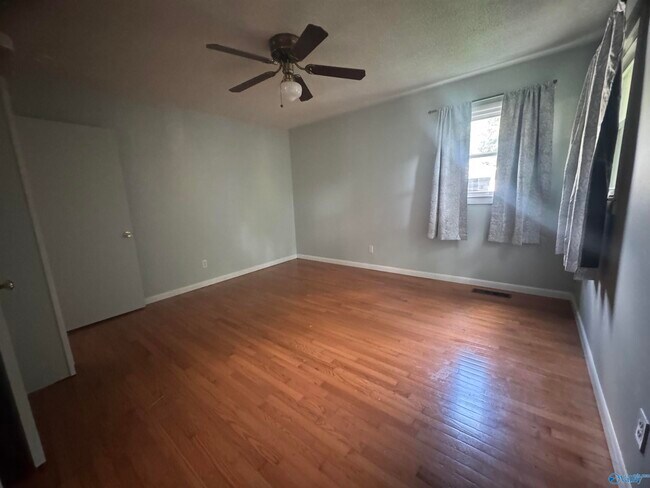 Building Photo - 1113 Humes Ave NE