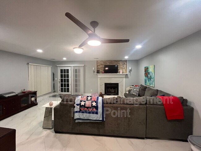 Building Photo - 5127 Village Green Way