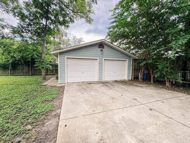 Building Photo - 305 W Brazos St