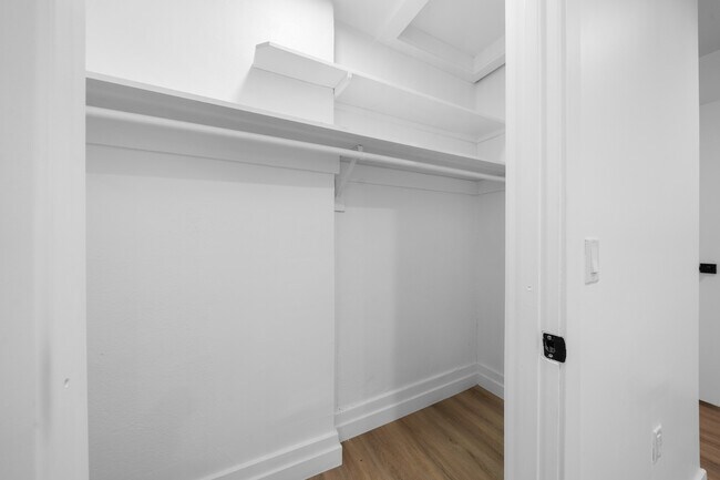 Building Photo - 1537 N Kingsley Dr