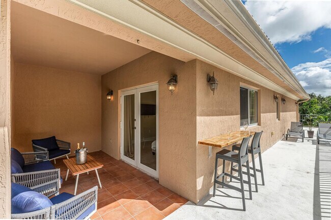 Building Photo - 1721 SW 23rd St