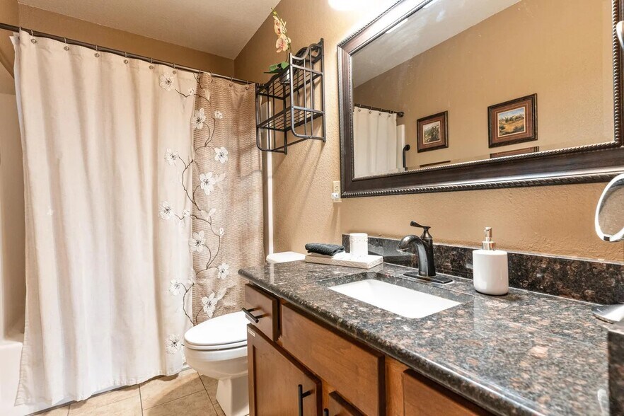 Building Photo - 2700 Green Mountain Dr