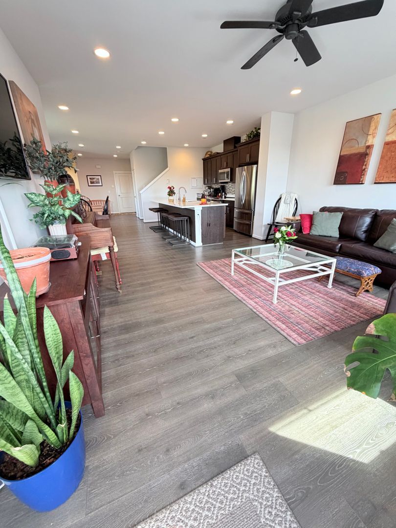 Building Photo - Hilltop Luxury Townhome with Stunning Valley Sunset Views