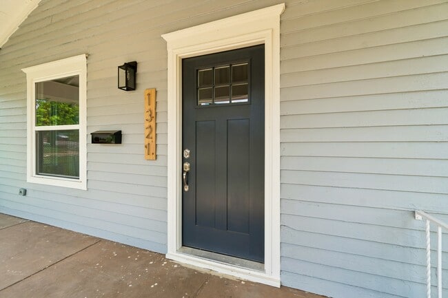 Building Photo - 1321 NE 9th St