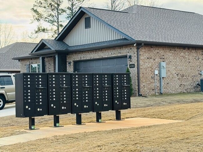 Building Photo - Partially furnished home close to everything