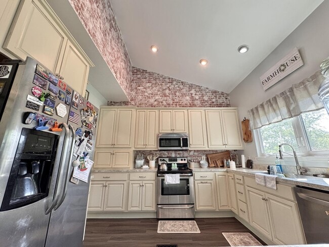 Building Photo - 800 Palomino Ln