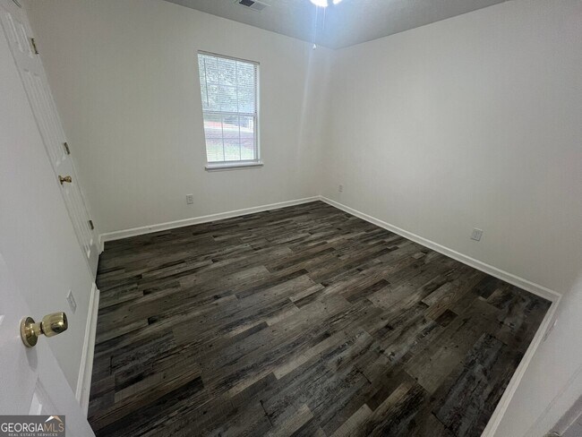 Building Photo - 545 E Country Woods Dr