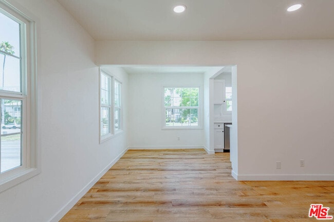 Building Photo - 938 W Glenoaks Blvd