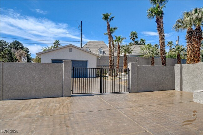 Building Photo - 2685 S Tenaya Way