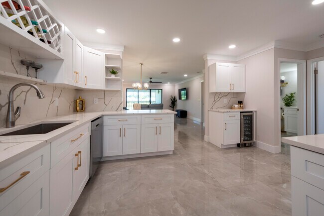 Building Photo - 7920 Eastlake Dr