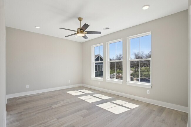 Building Photo - 341 Archwood Dr