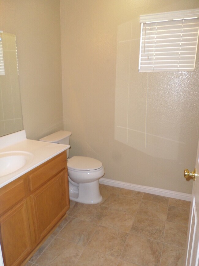 Building Photo - Great 4 BR + BONUS Room off Calle Del Oso Oro