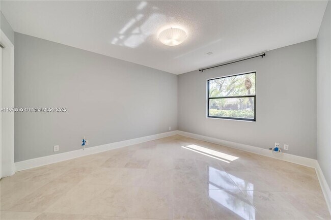 Building Photo - 1180 Manor Ct