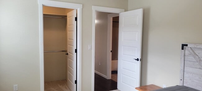 Building Photo - 108 SW Little Meadow Ln