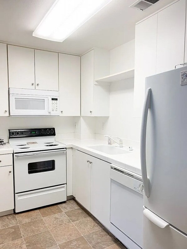 Building Photo - 346 Dunsmuir Terrace