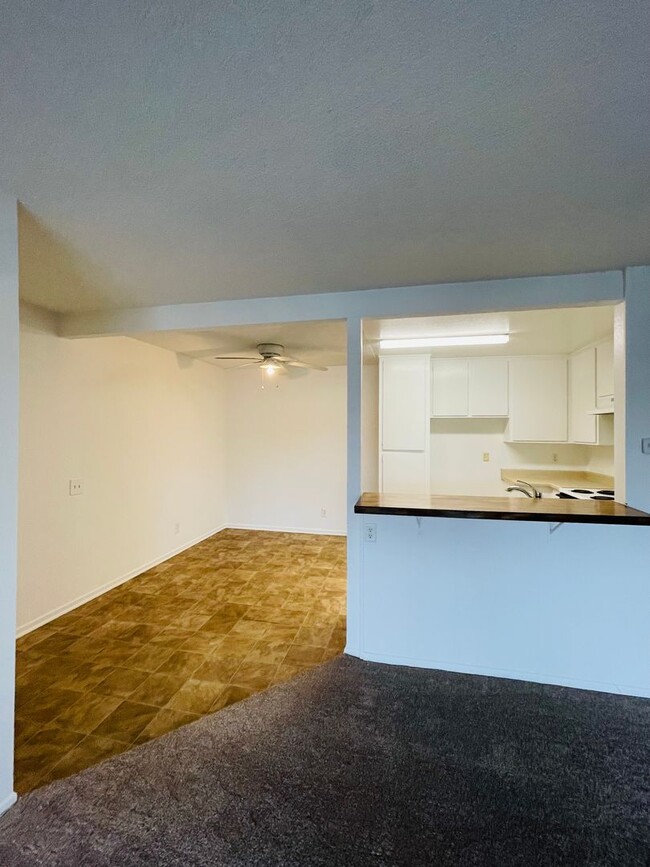 Building Photo - Spacious 2-bedroom 1-bathroom upstairs con...