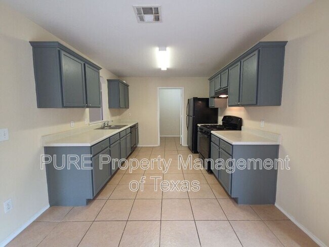 Building Photo - 204 Ruby Lake Dr