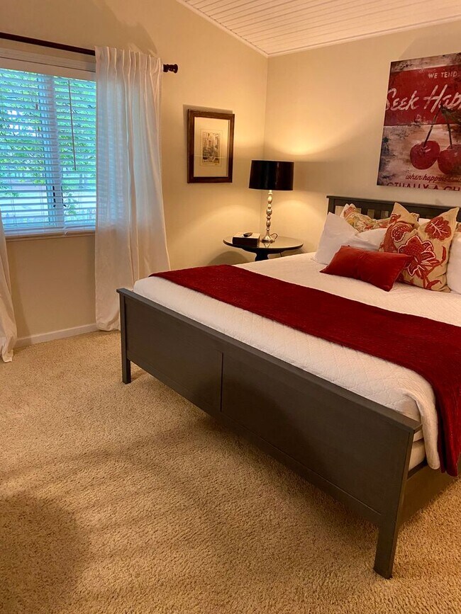 Building Photo - Home on East Bay – Impeccably Furnished Of...
