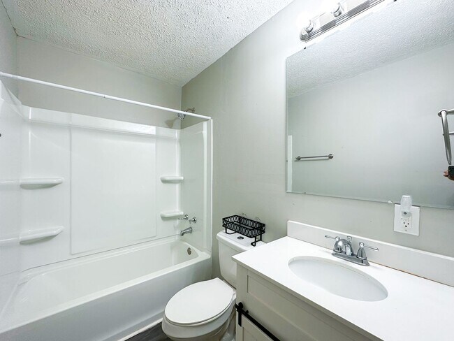 Building Photo - 4322 Hoyt Ave
