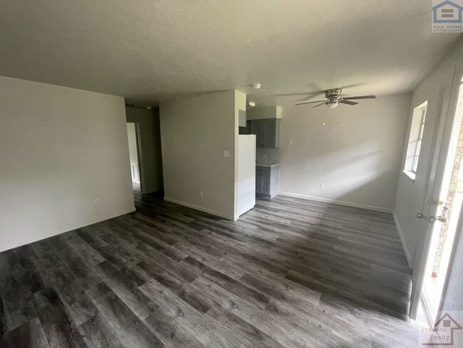 Building Photo - 1502 NW Kingsbury Ave