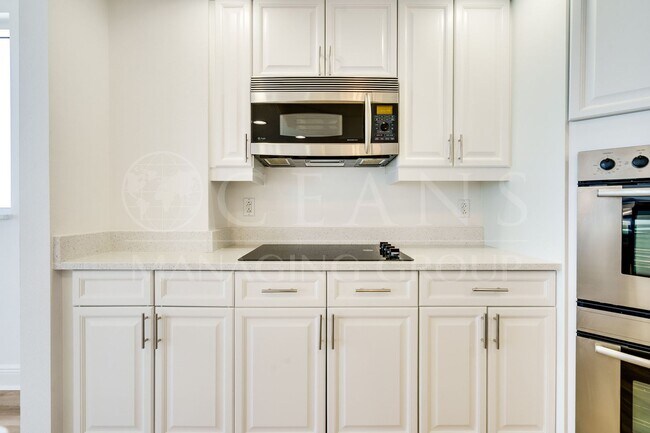 Building Photo - Breathtaking 3 Bedroom Daytona Beach Shore...