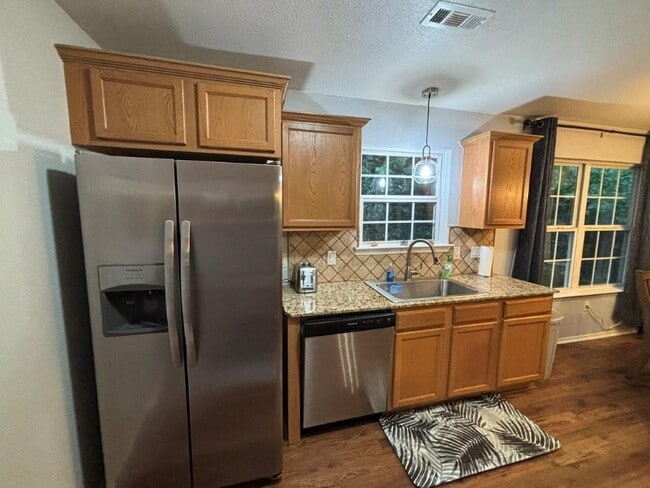 Building Photo - 6 Hart Ln