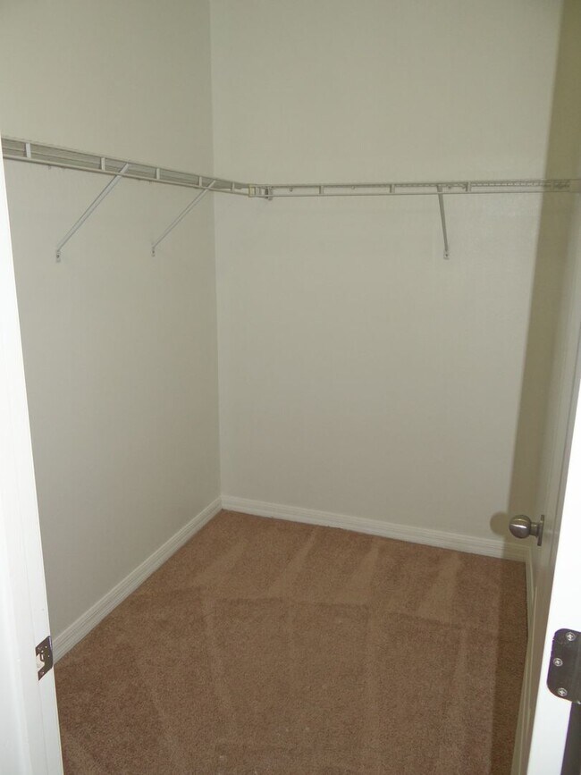 Building Photo - 4 bed, 3ba, 2 car garage home in Summerfield