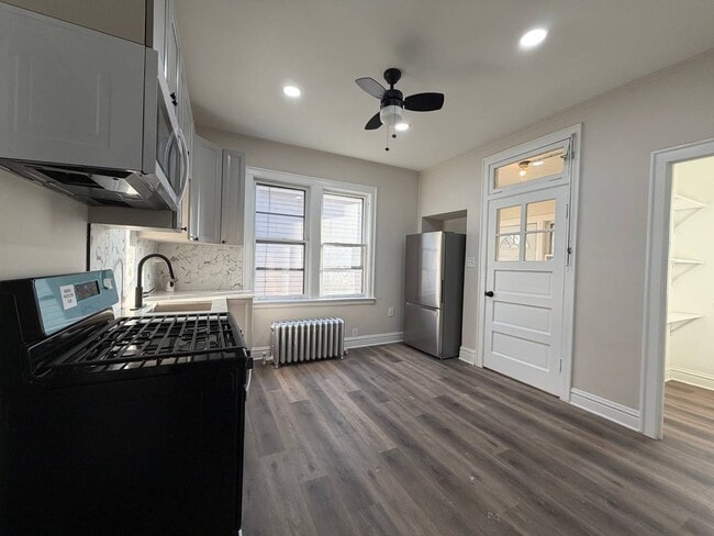 Building Photo - Spacious 5BR/2BA Home with Basement & Off-Street Parking