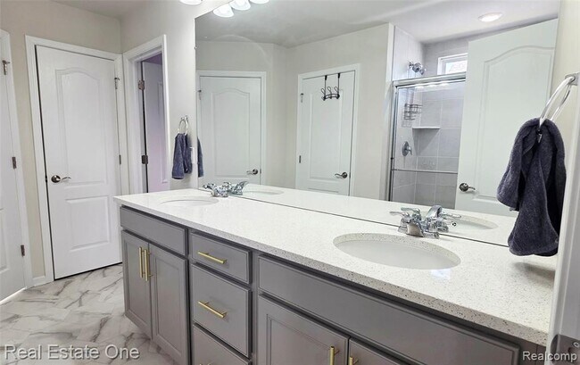 Building Photo - 2720 Tulip Wy