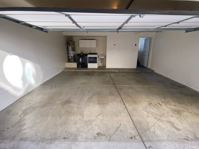 Building Photo - Spacious 4 Bed, 3 Bath Townhouse in Torrance $3,850