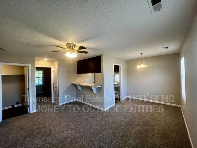 Building Photo - 1425 Ireland Dr
