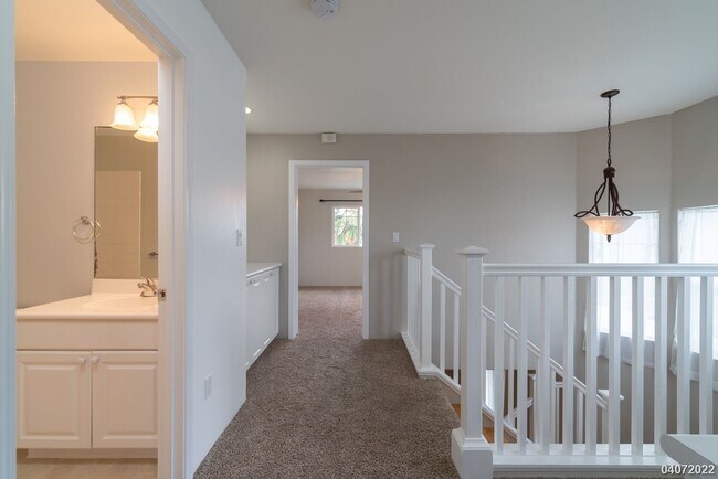 Building Photo - 3 Bed 2.5 Bath Townhome in Spinnaker Place Townhomes 2