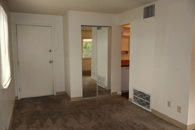 Building Photo - Bright Top Floor 1-Bedroom Near CSU + $200...
