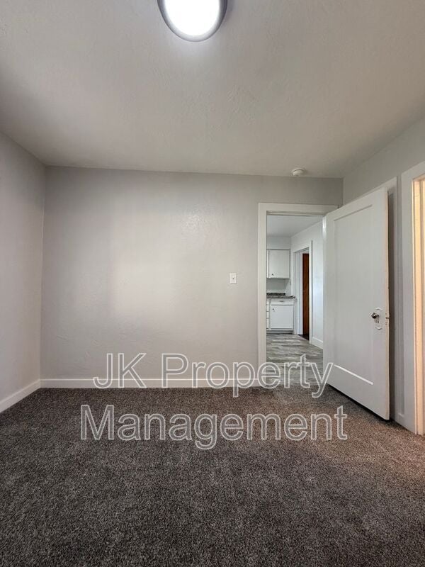 Building Photo - 1016 8th Ave S