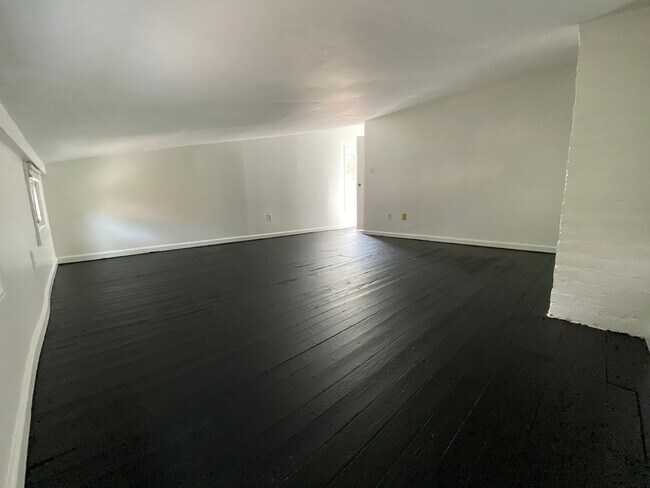 Building Photo - 451 Warner St