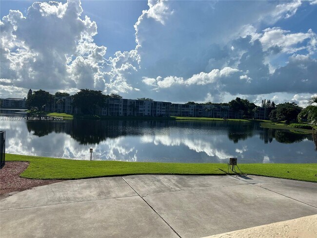 Building Photo - 9410 Live Oak Pl