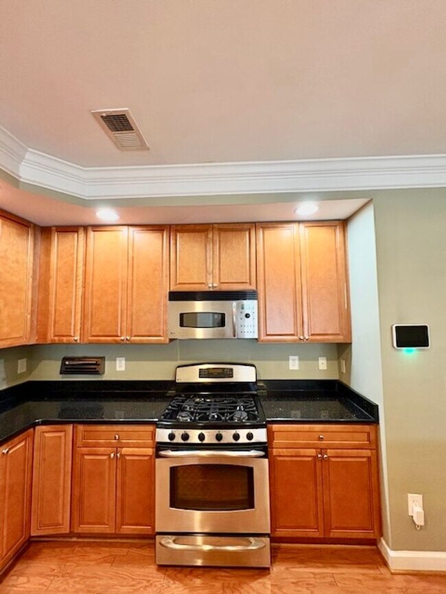 Building Photo - 645 Whetstone Glen St