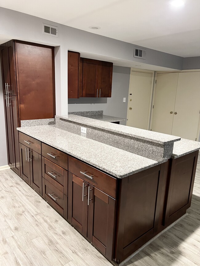 Building Photo - 20301 Shelburne Rd