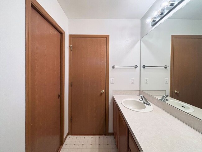 Building Photo - 882 Smith St