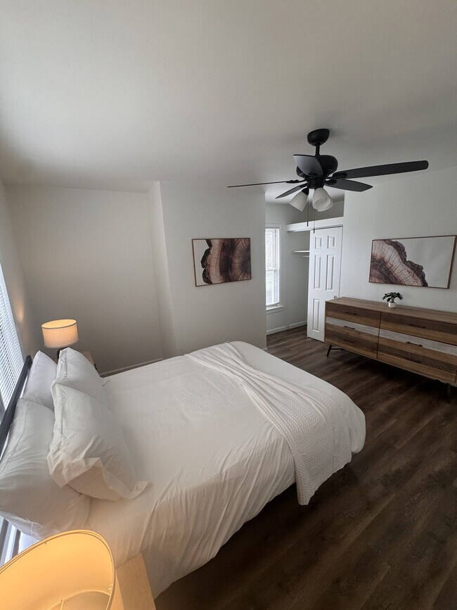 Building Photo - 6559 Hoffman Ave