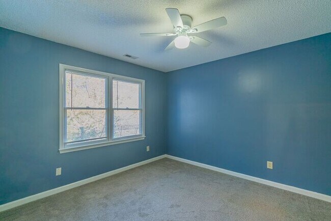 Building Photo - Beautiful 4-bedroom 2.5 bath home in desirable Brownes Ferry subdivision