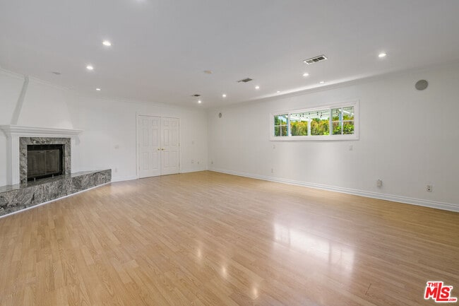 Building Photo - 8760 White Oak Ave