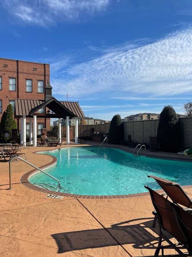 Building Photo - 2BD/2BA Condo located Downtown!