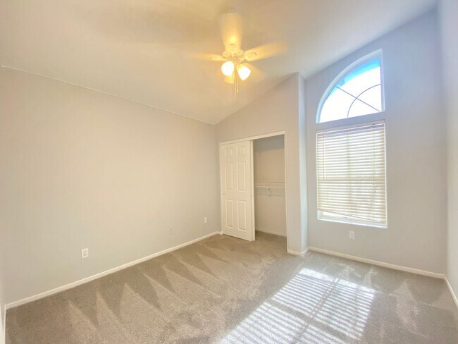 Building Photo - FANTASTIC SINGLE-FAMILY HOUSE WITH 4 BEDROOMS