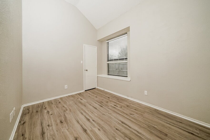 Building Photo - 1307 Jasmine Dr