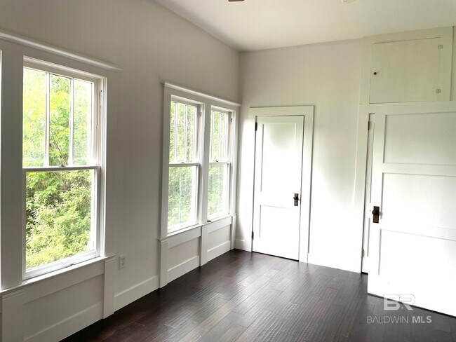 Building Photo - 216 W Rose Ave