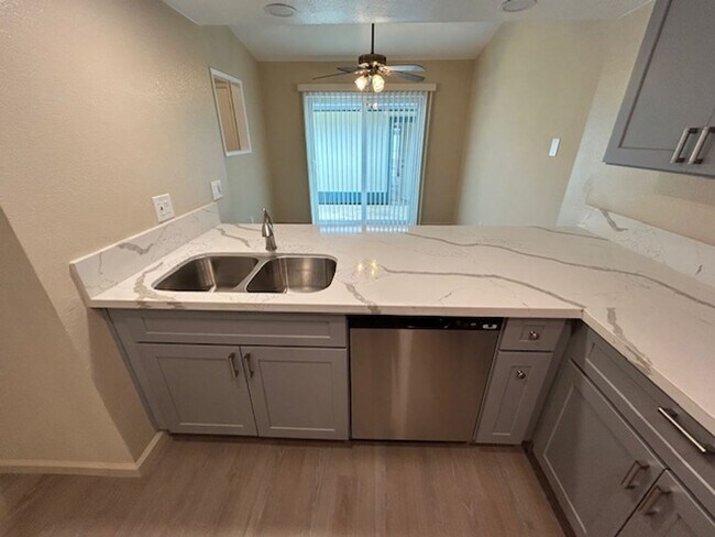 Building Photo - Beautiful Newly Remodeled 2 Bedroom 1.5 Bathroom in SE Visalia!