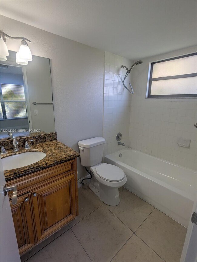 Building Photo - 1564 Lake Crystal Dr