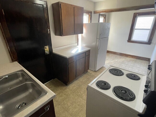 Building Photo - Dawes, 306-308