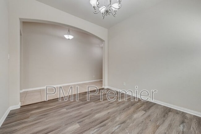 Building Photo - 2900 N Umberland Dr